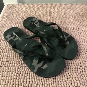 Joe Fresh Black & Dark Green Camo Flip Flops